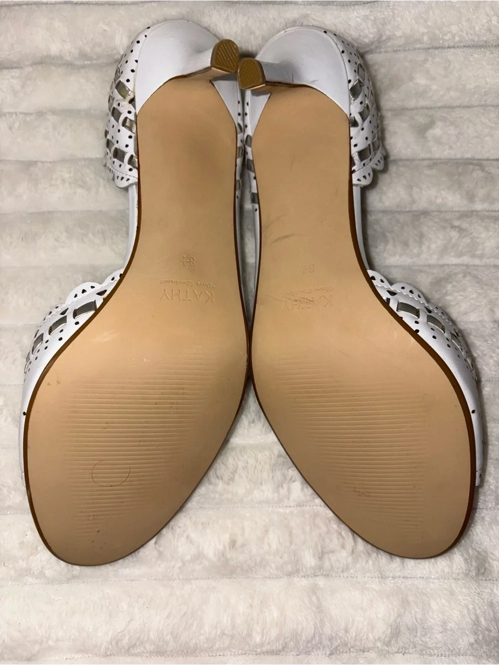 Kathy Van Zeeland White Scalloped Bow Heels with Silver Bow 8M